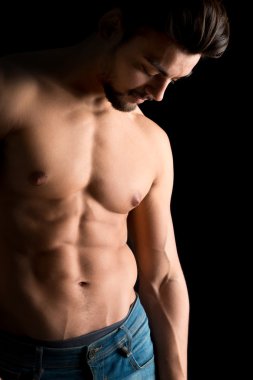 Yakışıklı genç adam.