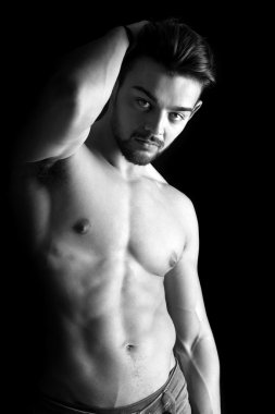 Yakışıklı genç adam.