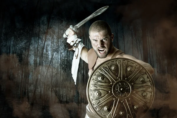 Gladiador guerrero con espada — Foto de Stock