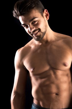 Yakışıklı genç adam.