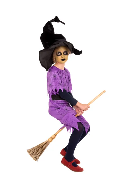 Jeune fille sorcière sur Halloween — Photo