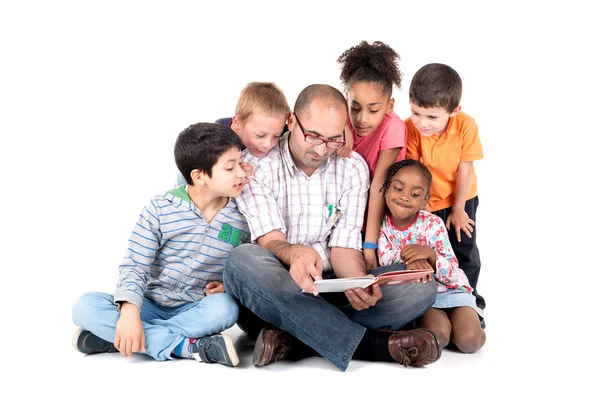 Professeur avec enfants lecture livre — Photo