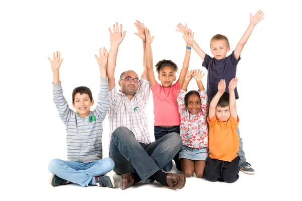 Leraar met kinderen verhogen handen — Stockfoto