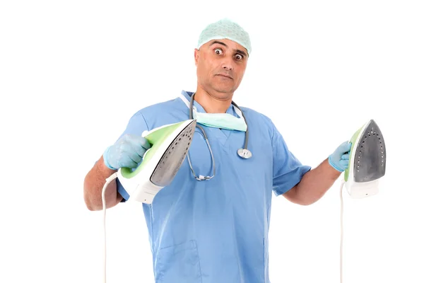 Lustiger Arzt mit Bügeleisen — Stockfoto