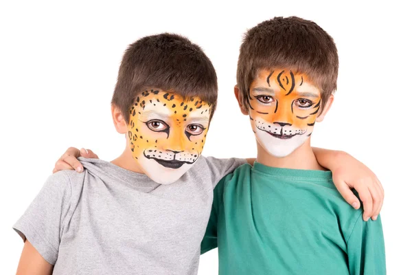 Jungen mit Leoparden- und Tigermasken — Stockfoto