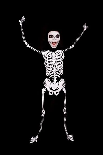 Мальчик в костюме скелета Хэллоуина — стоковое фото