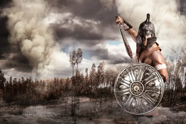 Gladiador lutando nas montanhas — Fotografia de Stock