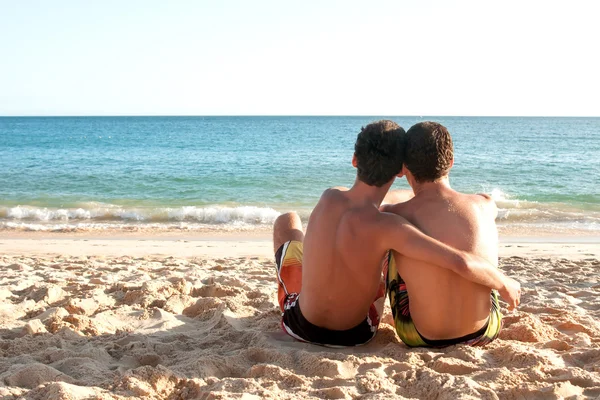Chlapci pár na pláži — Stock fotografie