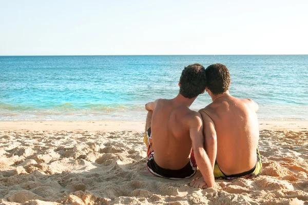 Jongens paar op het strand — Stockfoto