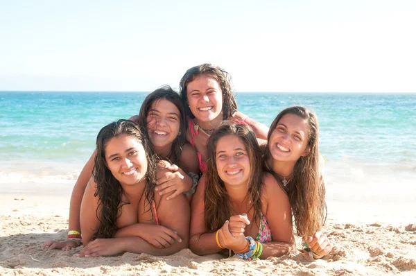 Amigos na hora de verão — Fotografia de Stock