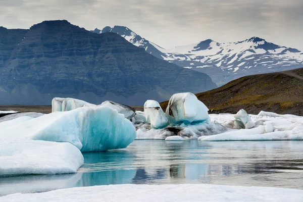 Hielo y agua en el glaciar — Foto de Stock