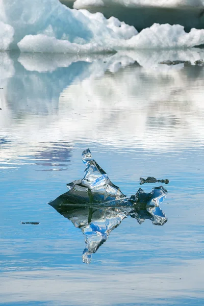 Hielo y agua en el glaciar — Foto de Stock