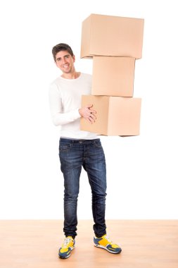 Karton kutular ile genç adam