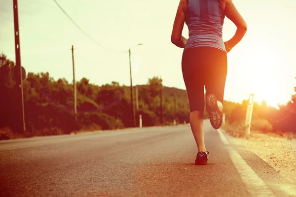 Mujer joven corriendo — Foto de Stock