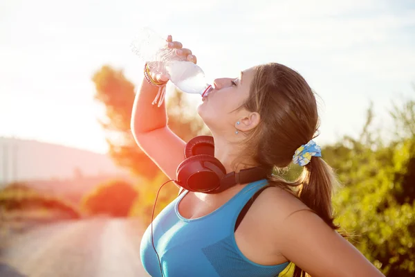 Girl runner drinking water — Stock Photo, Image