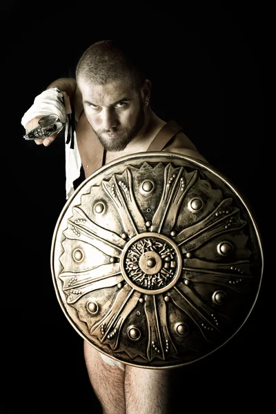 Гладиатор со щитом и мечом — стоковое фото