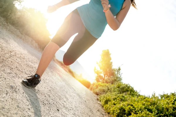 Mujer joven corriendo — Foto de Stock