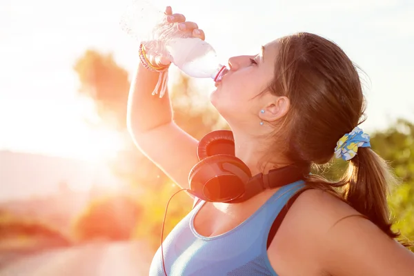 Girl runner drinking water — Stock Photo, Image