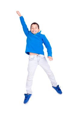 Küçük çocuk zıplıyor