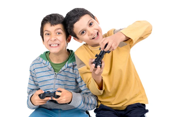 Chicos jóvenes jugando videojuegos — Foto de Stock