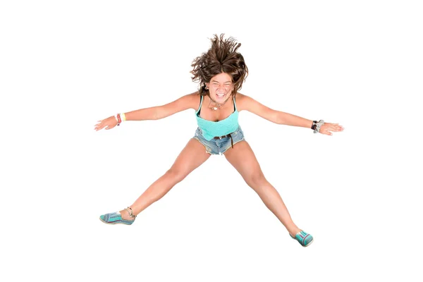 Прыгающая молодая девушка — стоковое фото