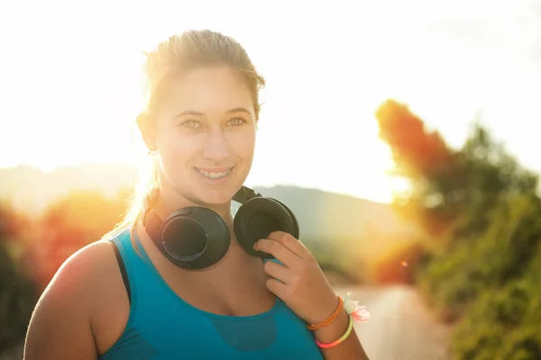 Chica jogger con auriculares — Foto de Stock
