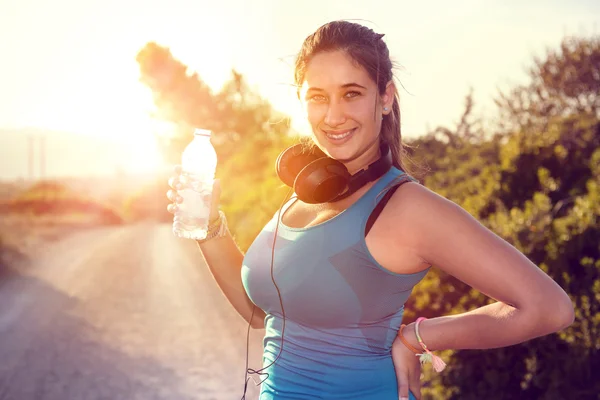 Chica corredor beber agua — Foto de Stock