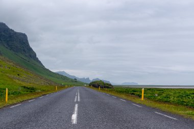Boş yol ve İzlanda manzara