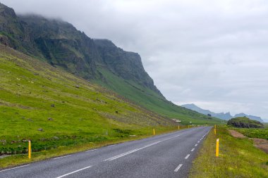 İzlanda'daki boş asfalt yol