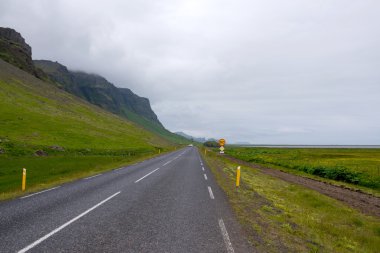 İzlanda'daki boş asfalt yol
