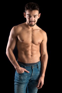 Yakışıklı genç adam.