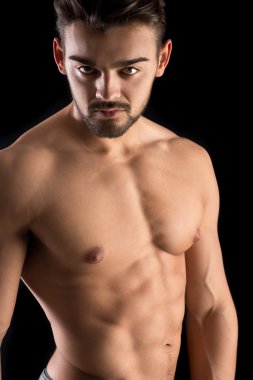 Yakışıklı genç adam.