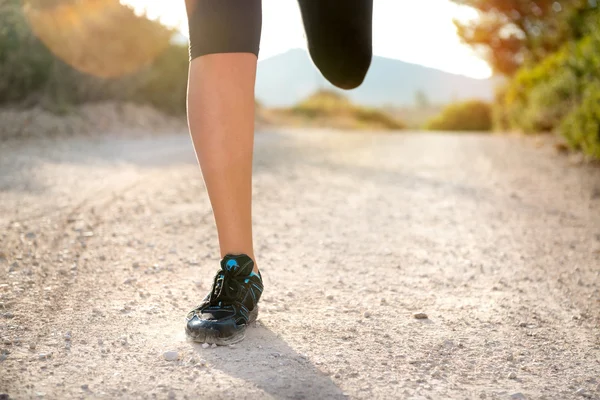 Piernas de chica corriendo — Foto de Stock