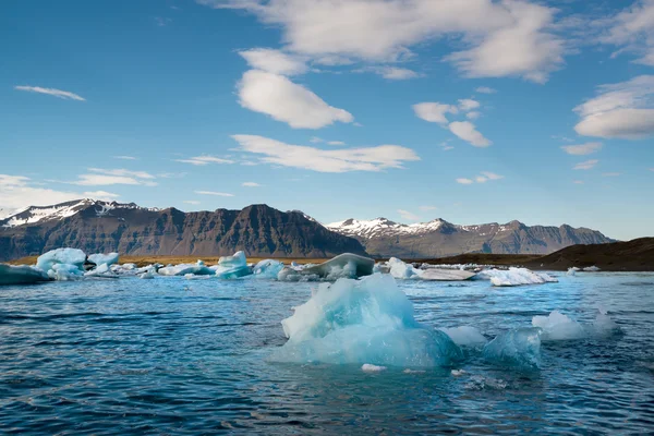 Παγόβουνα στη λιμνοθάλασσα στην Ισλανδία — Φωτογραφία Αρχείου