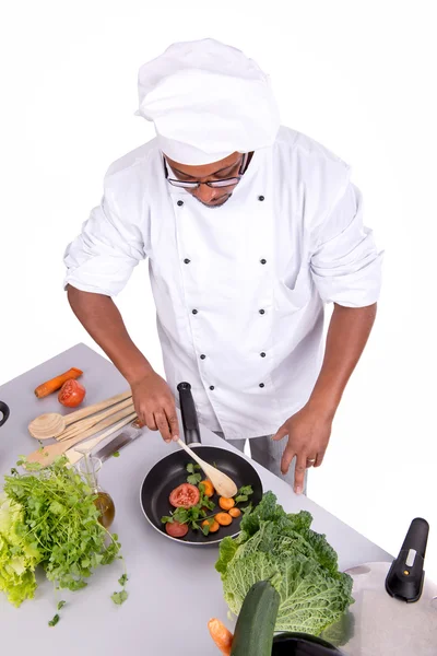 Uomo cucinare verdure friggere — Foto Stock