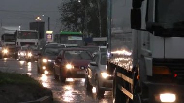 Kiev bölgesi, Sofiyevskaya Borshchagovka, Ukrayna - Ekim 2020: Yağmur sırasında yoğun araba trafiği. Fırtınada arabalar trafik sıkışıklığında gider..