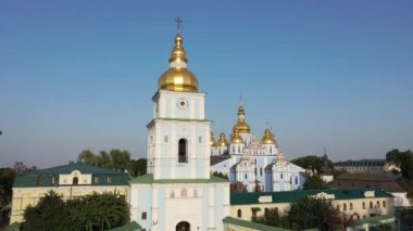 Avrupa, Kiev, Ukrayna - Kasım 2020: St. Michael Kilisesi 'nin havadan görünüşü. Mikhailovskaya Meydanı 'ndan. Manzara güzelmiş. Kilise kubbeleri. Ukrayna Dışişleri Bakanlığı 'nın binası..