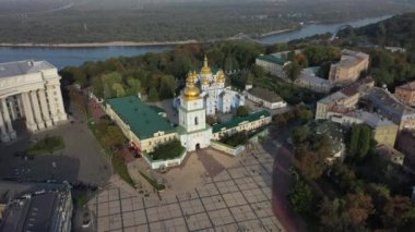 Avrupa, Kiev, Ukrayna - Kasım 2020: St. Michael Kilisesi 'nin havadan görünüşü. Mikhailovskaya Meydanı 'ndan. Manzara güzelmiş. Kilise kubbeleri. Ukrayna Dışişleri Bakanlığı 'nın binası..