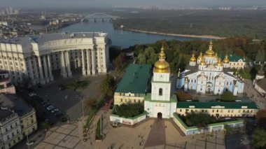 Avrupa, Kiev, Ukrayna - Kasım 2020: St. Michael Kilisesi 'nin havadan görünüşü. Mikhailovskaya Meydanı 'ndan. Manzara güzelmiş. Kilise kubbeleri. Ukrayna Dışişleri Bakanlığı 'nın binası..