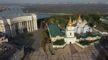 Avrupa, Kiev, Ukrayna - Kasım 2020: St. Michael Kilisesi 'nin havadan görünüşü. Mikhailovskaya Meydanı 'ndan. Manzara güzelmiş. Kilise kubbeleri. Ukrayna Dışişleri Bakanlığı 'nın binası..