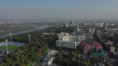 Avrupa, Kiev, Ukrayna - Kasım 2020: Bağımsızlık Meydanı 'nın havadan görünüşü. Meydan, yukarıdan. Güzel şehir manzarası. Şehir merkezinde Bağımsızlık Anıtı.