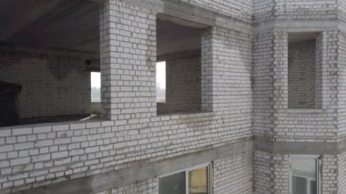 İnşaatta kullanılan paslı kanca, mavi gökyüzü inşaatında ağır ekipmanları kaldırmak için kullanılıyor. Yakın plan..