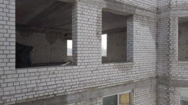 İnşaatta kullanılan paslı kanca, mavi gökyüzü inşaatında ağır ekipmanları kaldırmak için kullanılıyor. Yakın plan..