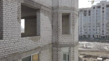 İnşaatta kullanılan paslı kanca, mavi gökyüzü inşaatında ağır ekipmanları kaldırmak için kullanılıyor. Yakın plan..