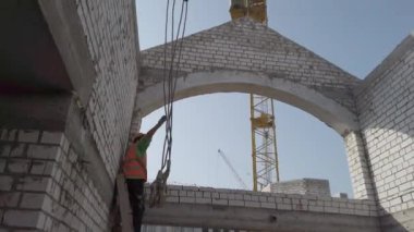 İnşaatta kullanılan paslı kanca, mavi gökyüzü inşaatında ağır ekipmanları kaldırmak için kullanılıyor. Yakın plan..