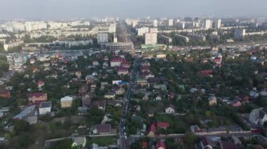 Sofiyevskaya Borshchagovka, Kiev bölgesi, Ukrayna - Kasım 2020: Kulübelerin ve apartmanların havadan görünüşü. Şehrin yakınındaki özel sektör. Şehrin yakınındaki kulübelerin havadan görünüşü.