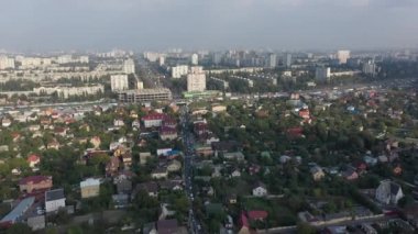 Sofiyevskaya Borshchagovka, Kiev bölgesi, Ukrayna - Kasım 2020: Kulübelerin ve apartmanların havadan görünüşü. Şehrin yakınındaki özel sektör. Şehrin yakınındaki kulübelerin havadan görünüşü.