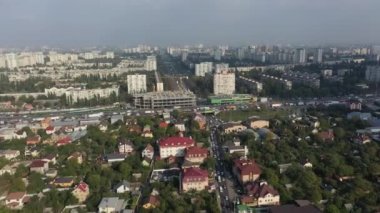 Sofiyevskaya Borshchagovka, Kiev bölgesi, Ukrayna - Kasım 2020: Kulübelerin ve apartmanların havadan görünüşü. Şehrin yakınındaki özel sektör. Şehrin yakınındaki kulübelerin havadan görünüşü.
