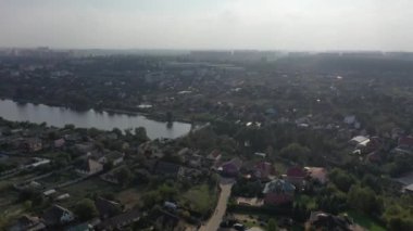 Sofiyevskaya Borshchagovka, Kiev bölgesi, Ukrayna - Kasım 2020: Kulübelerin ve apartmanların havadan görünüşü. Özel evler arasındaki göl. Şehrin yakınındaki kulübelerin havadan görünüşü.