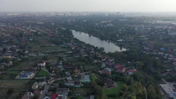Sofiyevskaya Borshchagovka, Kiev region, Ukraine - November 2020: Aerial view of cottages and apartment buildings. Lake among private houses. Aerial view of cottages near the city. — Stock Footage Sofiyevskaya Borshchagovka Kiev Region Ukraine November 2020 Aerial View Cottages Stock Video